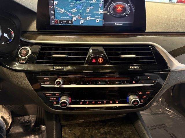 BMW 5 Series Vehicle Full-screen Gallery Image 16