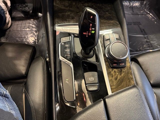 BMW 5 Series Vehicle Full-screen Gallery Image 17