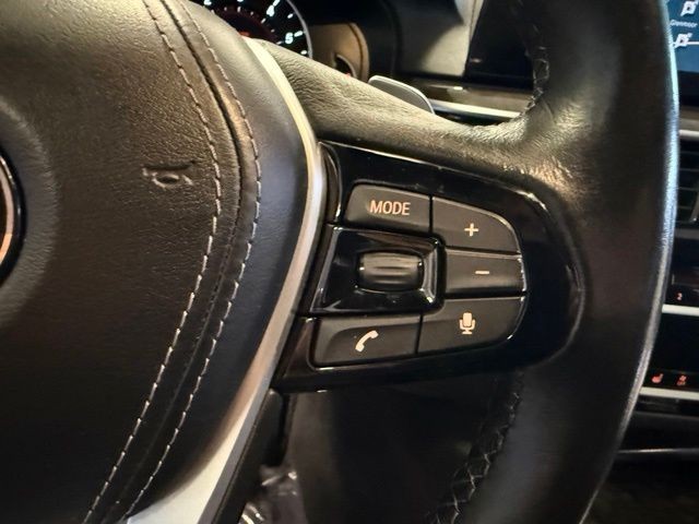 BMW 5 Series Vehicle Full-screen Gallery Image 18