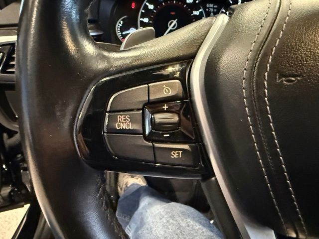 BMW 5 Series Vehicle Full-screen Gallery Image 19