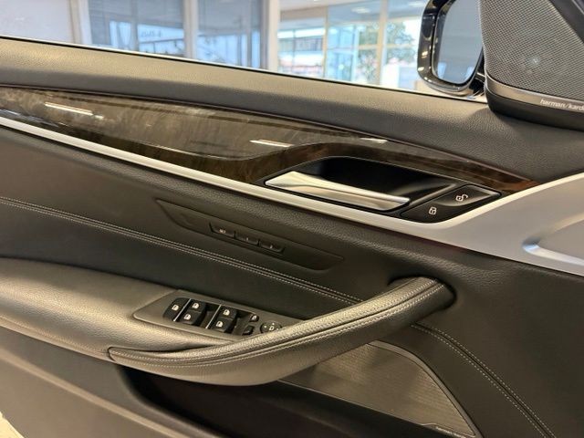 BMW 5 Series Vehicle Full-screen Gallery Image 20