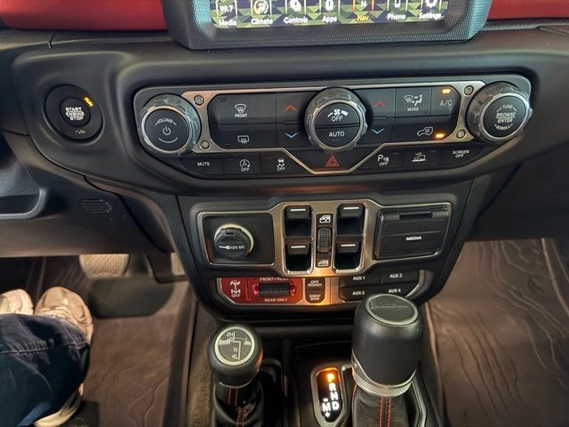 Jeep Gladiator Vehicle Full-screen Gallery Image 16
