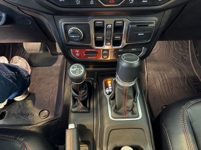 Jeep Gladiator Vehicle Full-screen Gallery Image 17
