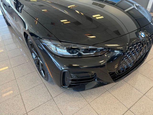 BMW 4 Series Vehicle Full-screen Gallery Image 09