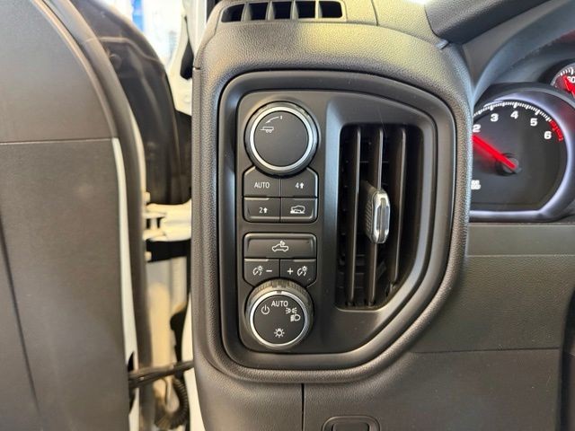 Chevrolet Silverado 1500 LTD Vehicle Full-screen Gallery Image 18