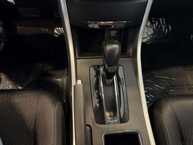 Honda Accord Sedan Vehicle Full-screen Gallery Image 16