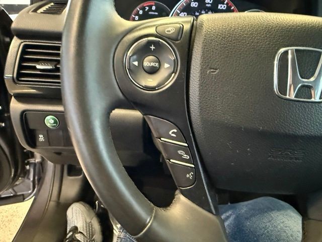 Honda Accord Sedan Vehicle Full-screen Gallery Image 18