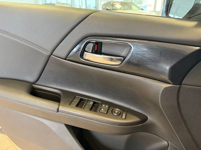 Honda Accord Sedan Vehicle Full-screen Gallery Image 19