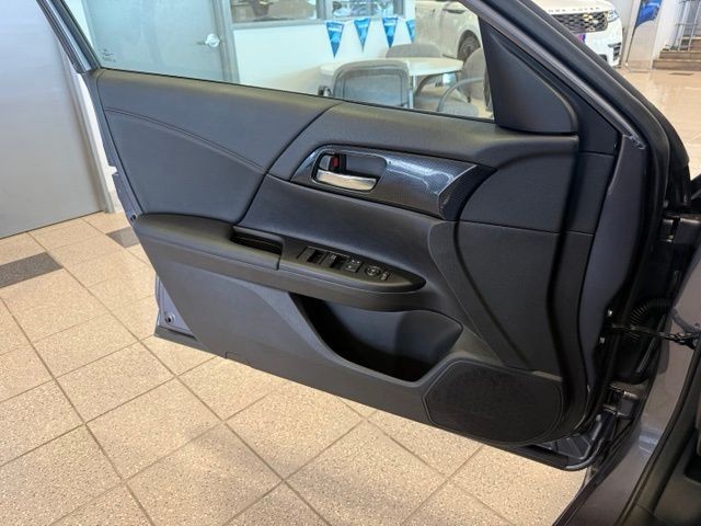 Honda Accord Sedan Vehicle Full-screen Gallery Image 20