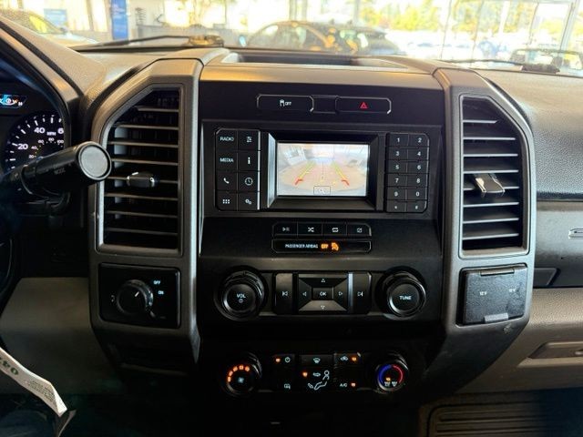 Ford Super Duty F-250 SRW Vehicle Full-screen Gallery Image 15