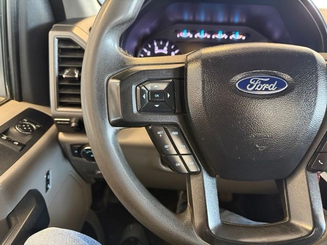 Ford Super Duty F-250 SRW Vehicle Full-screen Gallery Image 17