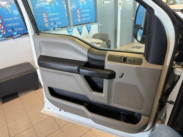 Ford Super Duty F-250 SRW Vehicle Full-screen Gallery Image 19