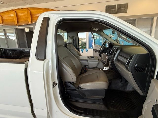Ford Super Duty F-250 SRW Vehicle Full-screen Gallery Image 20