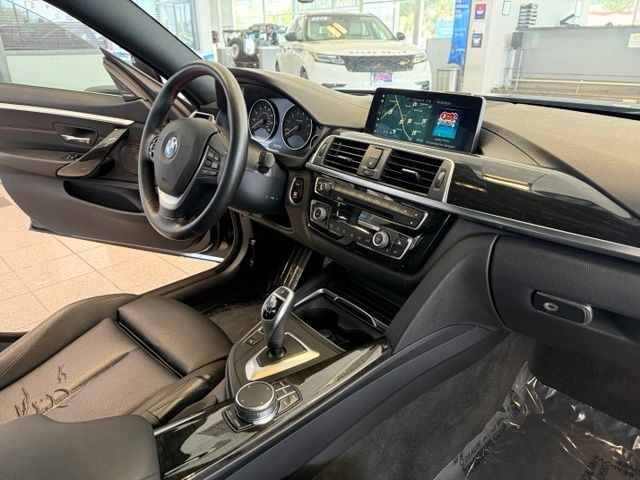 BMW 4 Series Vehicle Full-screen Gallery Image 05