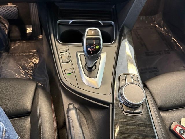 BMW 4 Series Vehicle Full-screen Gallery Image 20