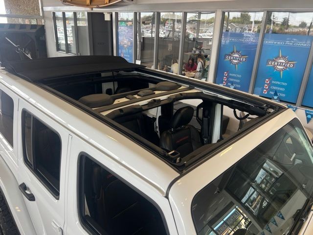 Jeep Wrangler Vehicle Full-screen Gallery Image 05