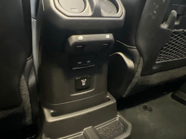 Jeep Wrangler Vehicle Full-screen Gallery Image 17