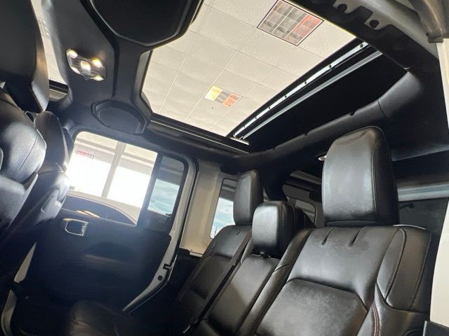 Jeep Wrangler Vehicle Full-screen Gallery Image 18
