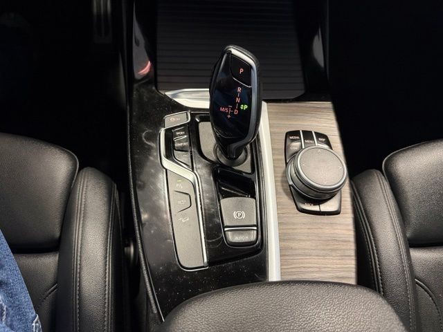 BMW X3 Vehicle Full-screen Gallery Image 15