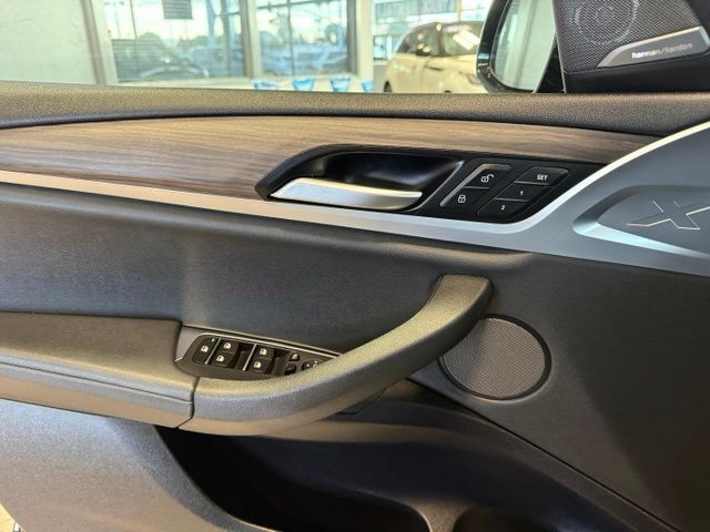 BMW X3 Vehicle Full-screen Gallery Image 18