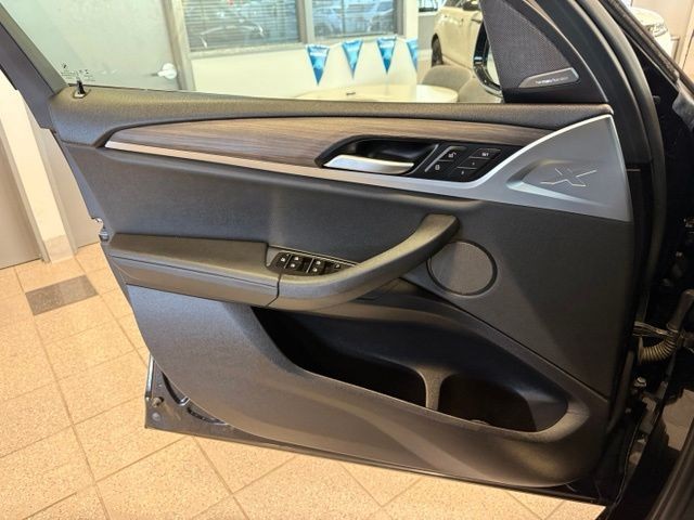 BMW X3 Vehicle Full-screen Gallery Image 19
