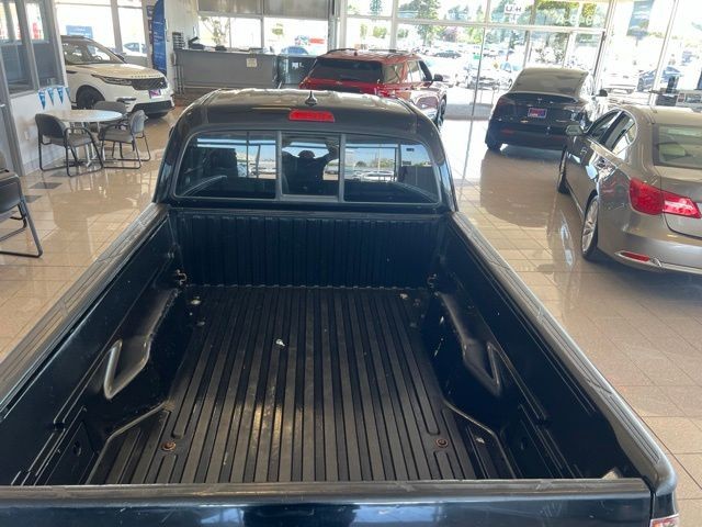 Toyota Tacoma Vehicle Full-screen Gallery Image 09