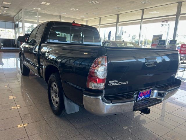 Toyota Tacoma Vehicle Full-screen Gallery Image 11