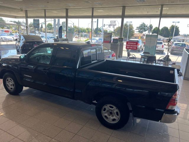 Toyota Tacoma Vehicle Full-screen Gallery Image 12