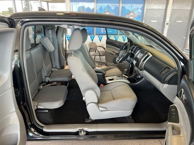 Toyota Tacoma Vehicle Full-screen Gallery Image 15