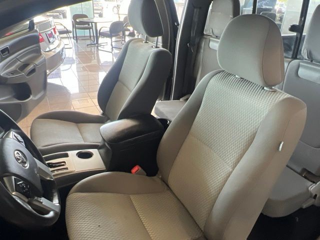 Toyota Tacoma Vehicle Full-screen Gallery Image 17