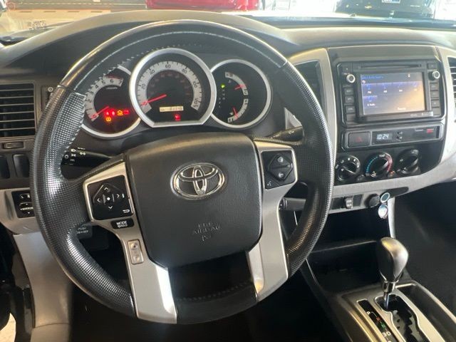 Toyota Tacoma Vehicle Full-screen Gallery Image 18