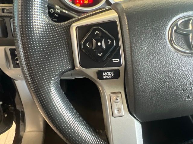 Toyota Tacoma Vehicle Full-screen Gallery Image 19
