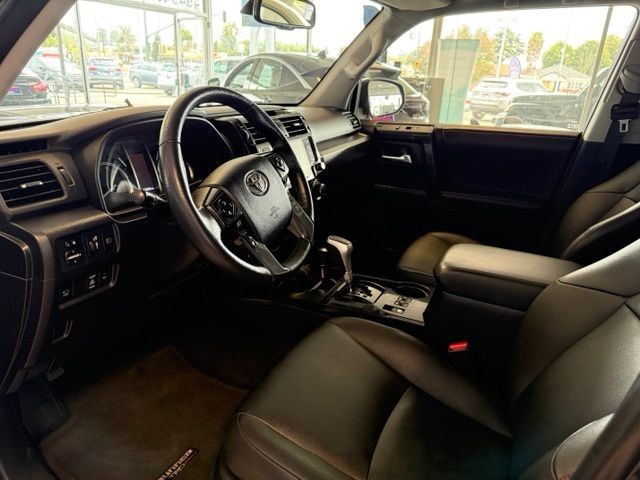 Toyota 4Runner Vehicle Full-screen Gallery Image 02