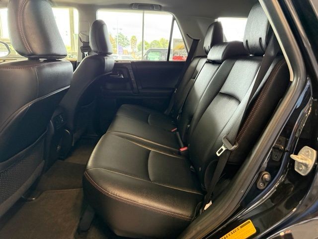 Toyota 4Runner Vehicle Full-screen Gallery Image 03