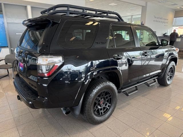 Toyota 4Runner Vehicle Full-screen Gallery Image 07