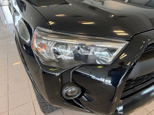 Toyota 4Runner Vehicle Full-screen Gallery Image 12