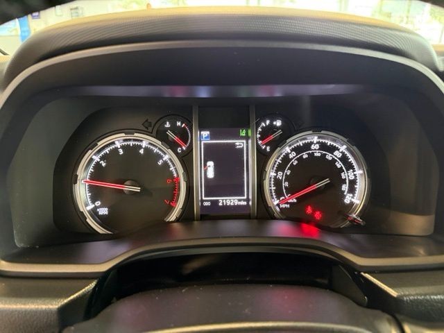 Toyota 4Runner Vehicle Full-screen Gallery Image 16