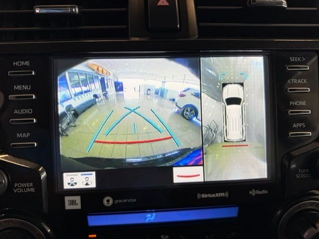 Toyota 4Runner Vehicle Full-screen Gallery Image 18