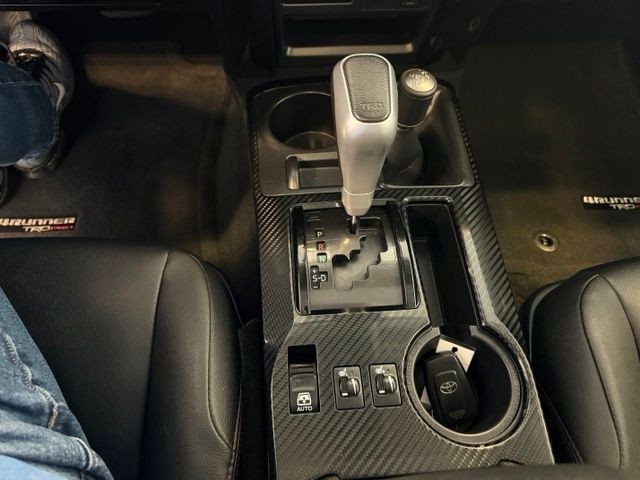 Toyota 4Runner Vehicle Full-screen Gallery Image 19