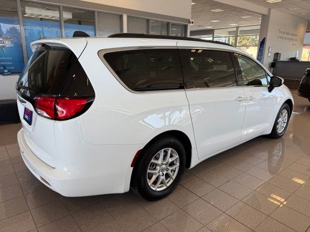 Chrysler Voyager Vehicle Full-screen Gallery Image 03