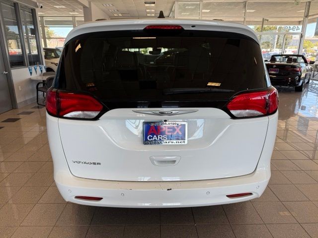 Chrysler Voyager Vehicle Full-screen Gallery Image 04