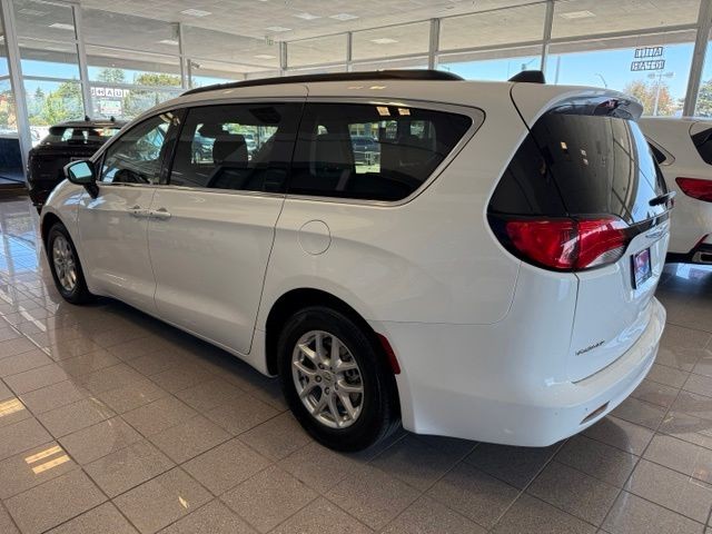 Chrysler Voyager Vehicle Full-screen Gallery Image 05