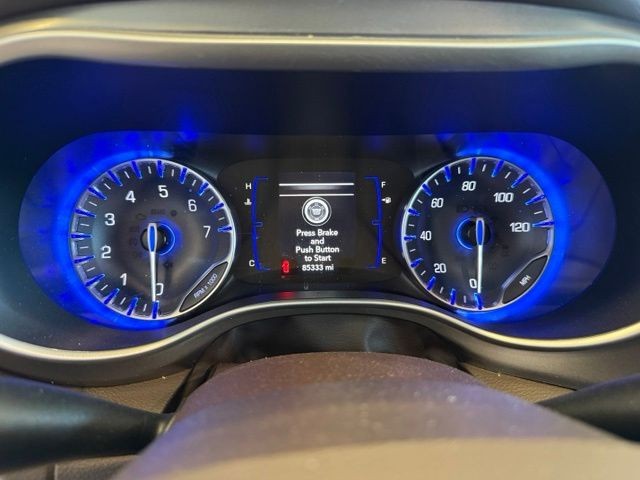 Chrysler Voyager Vehicle Full-screen Gallery Image 13