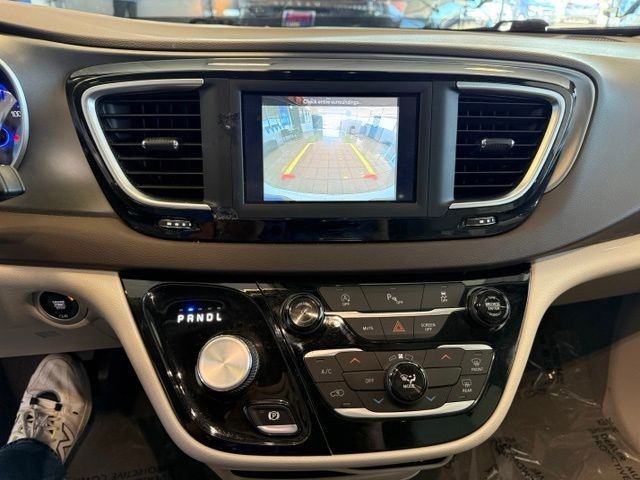 Chrysler Voyager Vehicle Full-screen Gallery Image 15