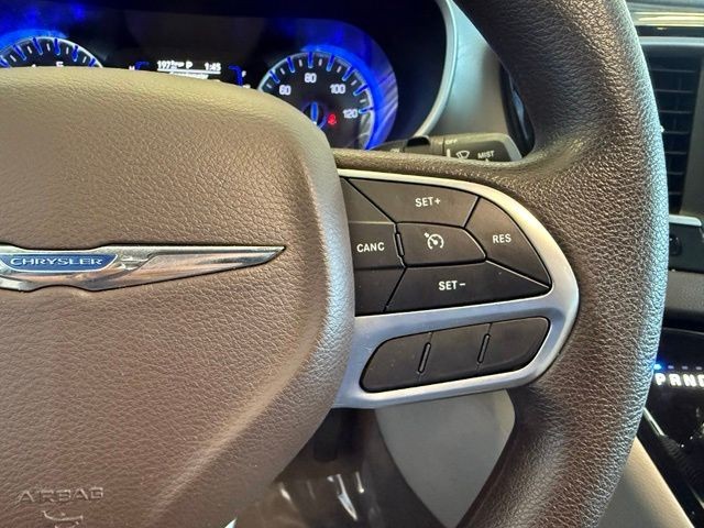 Chrysler Voyager Vehicle Full-screen Gallery Image 16