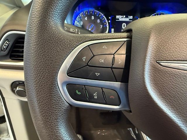 Chrysler Voyager Vehicle Full-screen Gallery Image 17