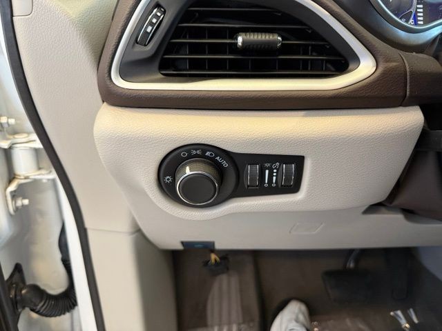 Chrysler Voyager Vehicle Full-screen Gallery Image 18