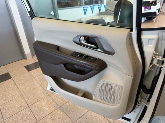 Chrysler Voyager Vehicle Full-screen Gallery Image 20
