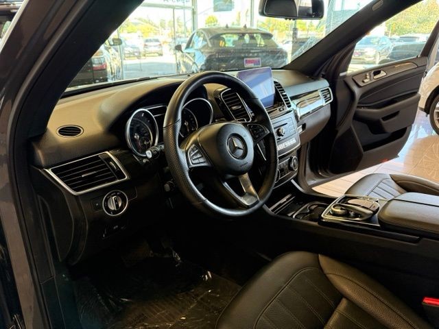 Mercedes-Benz GLE Vehicle Full-screen Gallery Image 02