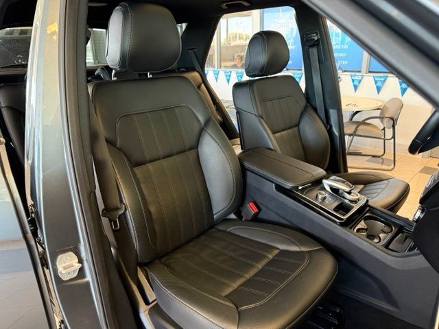 Mercedes-Benz GLE Vehicle Full-screen Gallery Image 03